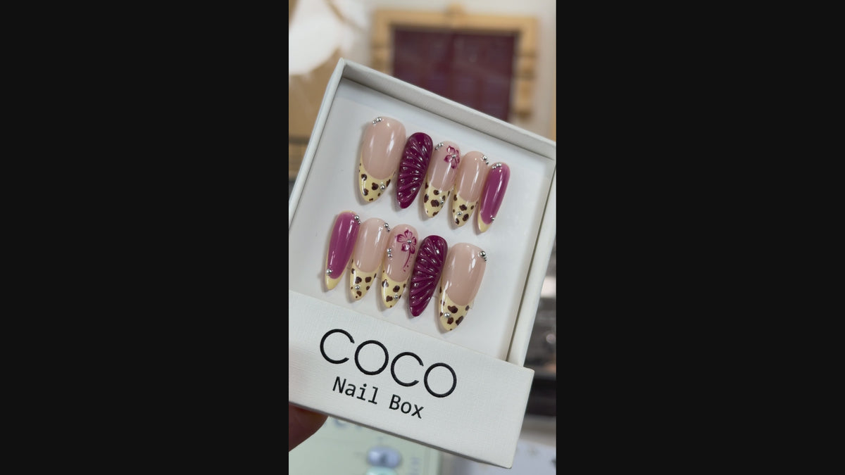 Tải video: Berry Chic