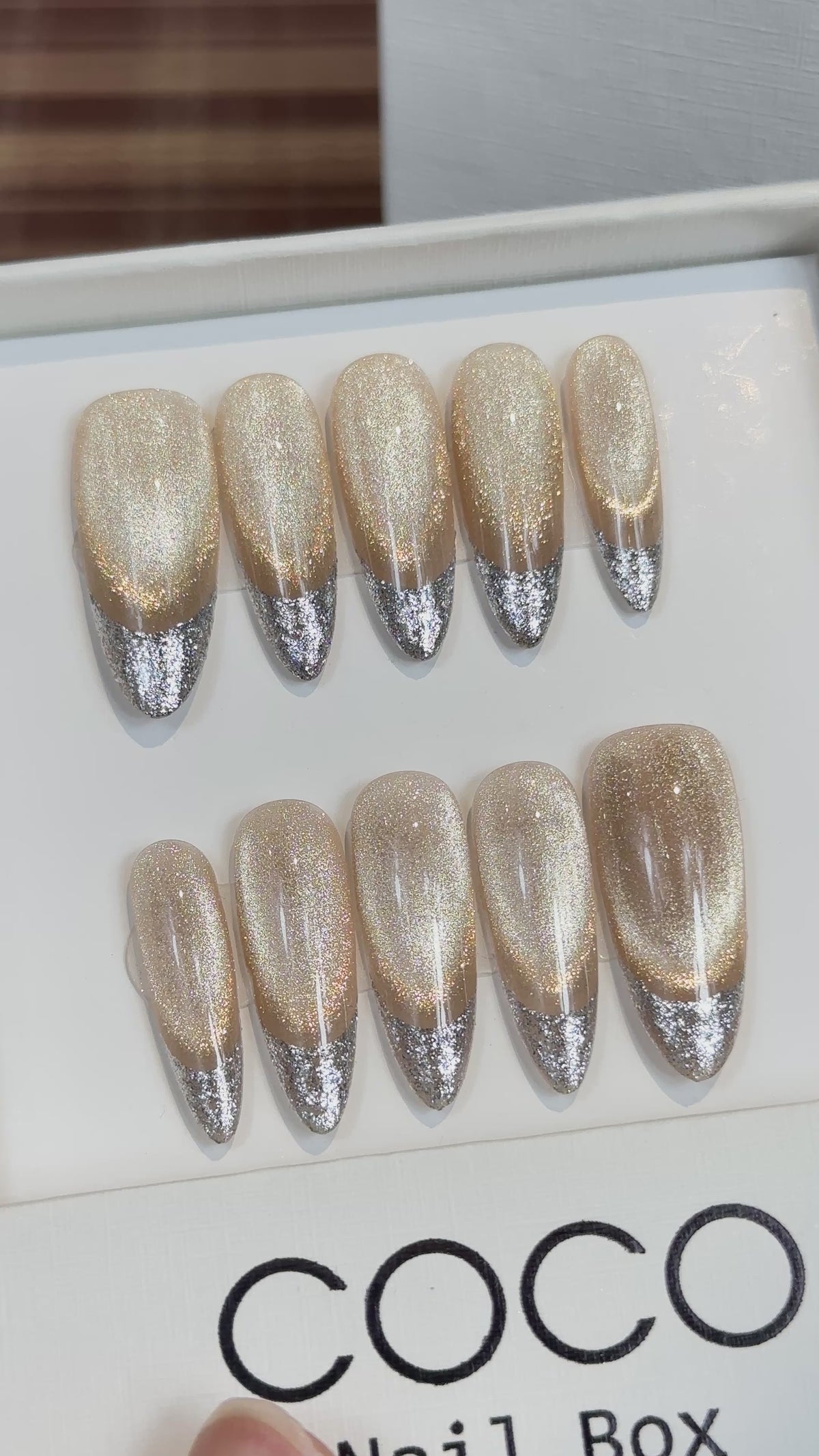 Tải video: Golden Spark